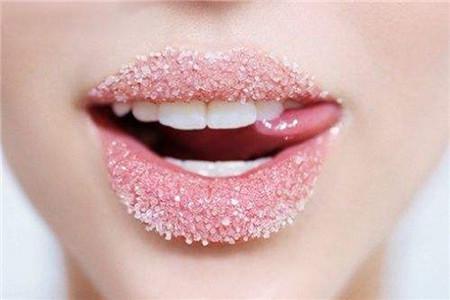 冬天嘴唇干裂脫皮怎么辦 五種唇部護理方法一步到位
