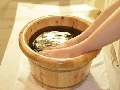 腳后跟干裂起硬皮的原因，女性護(hù)理腳部肌膚的正確方法