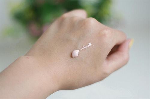 隔離霜和防曬霜的正確使用順序是什么?如何涂抹?-易網(wǎng)健康<a href=http://m.henggaotouzi.com/jkys/ target=_blank class=infotextkey>養(yǎng)生</a>網(wǎng) 隔離霜和防曬霜的正確使用順序是什么?如何涂抹?