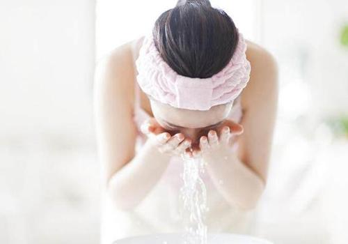 冷水洗臉毛孔會變小嗎 冷水洗臉要注意什么