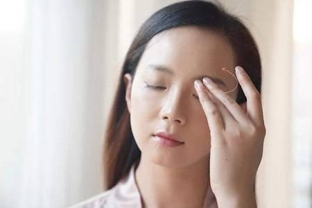 眼霜的正確使用方法，女生眼部肌膚煥發年輕的秘訣