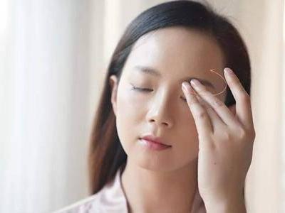 眼霜的正確使用方法，女生眼部肌膚煥發(fā)年輕的秘訣