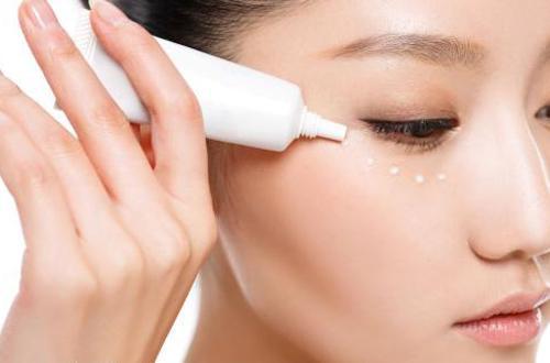 眼霜和眼部精華的區(qū)別 教你正確使用順序