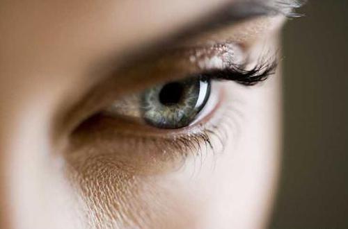 眼霜和眼部精華的區(qū)別 教你正確使用順序