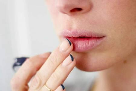 預防嘴唇干裂脫皮方法，冬季涂口紅做好唇部護理
