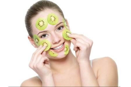 女生敷面膜的正確方法，女生美容的面膜護膚訣竅