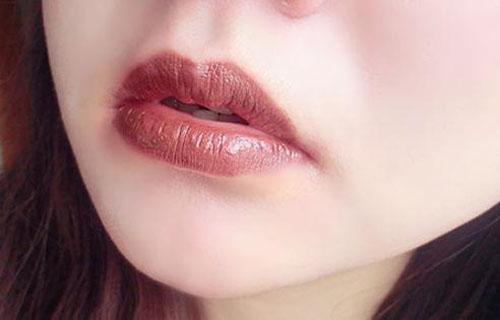 嘴唇邊緣顏色深如何淡化？淡化唇色的方法