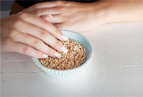 教你自制3種護(hù)手霜潤膚防裂 省錢又實(shí)用！