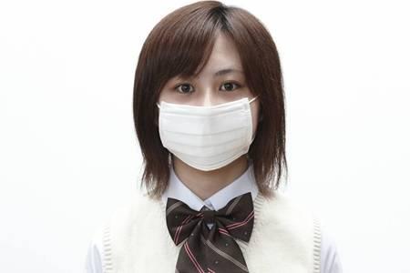 女生長(zhǎng)時(shí)間戴口罩導(dǎo)致長(zhǎng)痘，專(zhuān)家告訴你預(yù)防和治療的方法