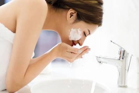 一次性口罩的正確戴法，戴口罩怎么護膚能讓皮膚越來越好