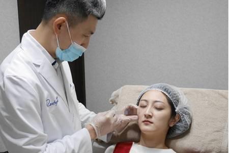 玻尿酸最全的作用和危害，玻尿酸保濕抗老還你好皮膚