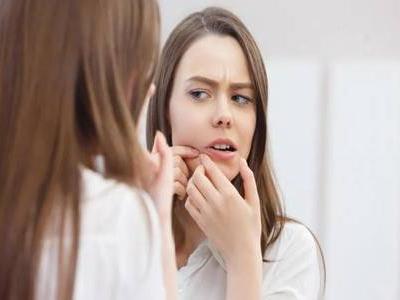 下巴長痘痘是什么原因？要想祛痘飲食和護膚都重要