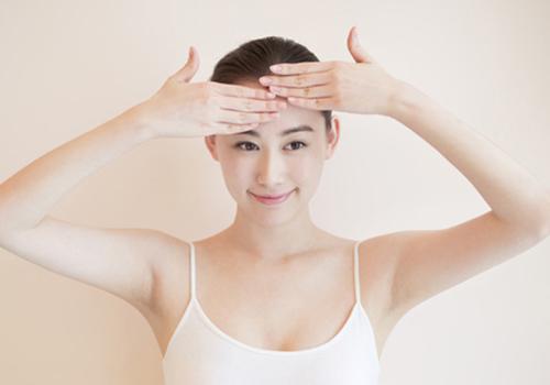 面部皮膚松弛是什么原因?面部松弛怎么改善-易網<a href=http://m.henggaotouzi.com/ target=_blank class=infotextkey>健康養生</a>網 面部皮膚松弛是什么原因?面部松弛怎么改善