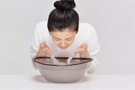 常用鹽水洗臉有什么好處 這4個好處了解一下-易網<a href=http://m.henggaotouzi.com/ target=_blank class=infotextkey>健康養生</a>網 常用鹽水洗臉有什么好處 這4個好處了解一下