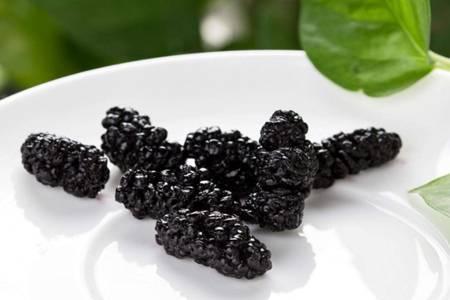 桑葚干的功效與作用，女生常吃桑葚黑發抗老更年輕