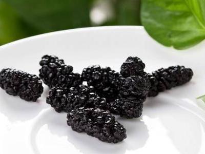 桑葚干的功效與作用，女生常吃桑葚黑發抗老更年輕