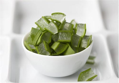 新鮮蘆薈涂臉正確方法，要先將蘆薈外皮剝掉！