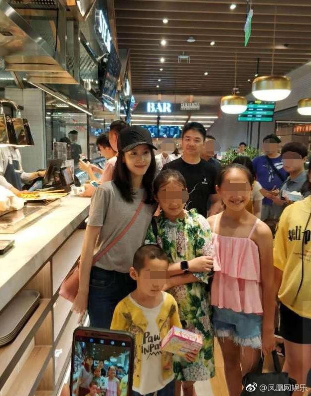 網(wǎng)友偶遇章澤天劉強東 奶茶妹妹素顏甜笑少女肌贏了！