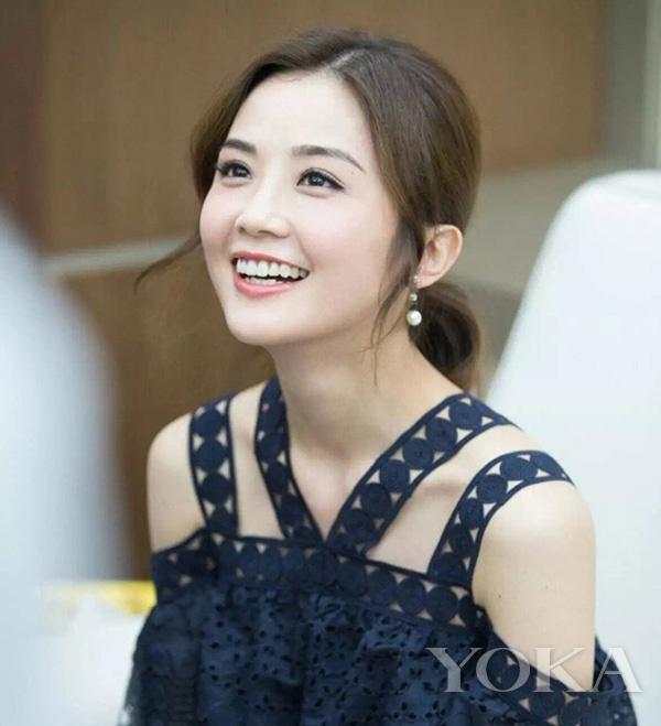 看起來毫不費力的少女感， 離不開“黑精靈”的雕琢