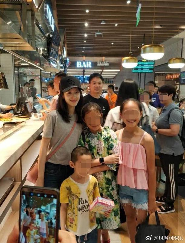 網(wǎng)友偶遇章澤天劉強東 奶茶妹妹素顏甜笑少女肌贏了！