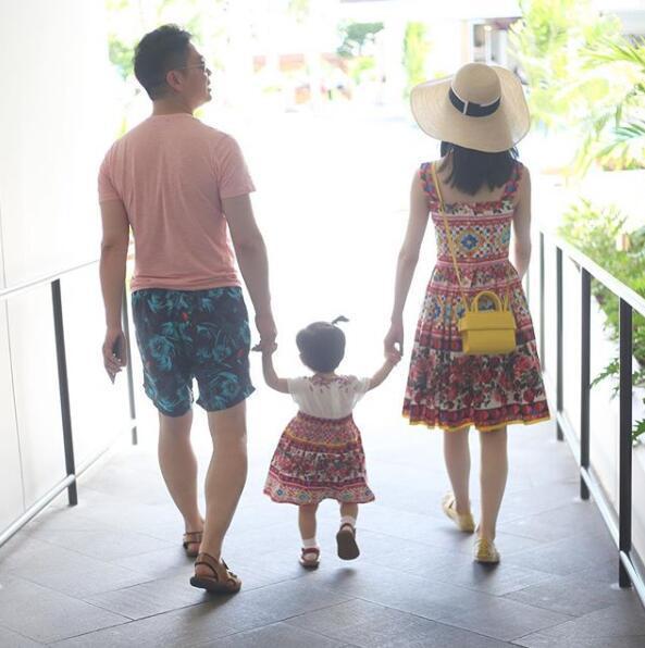 網(wǎng)友偶遇章澤天劉強東 奶茶妹妹素顏甜笑少女肌贏了！