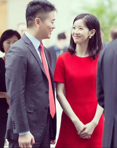 網(wǎng)友偶遇章澤天劉強東 奶茶妹妹素顏甜笑少女肌贏了！