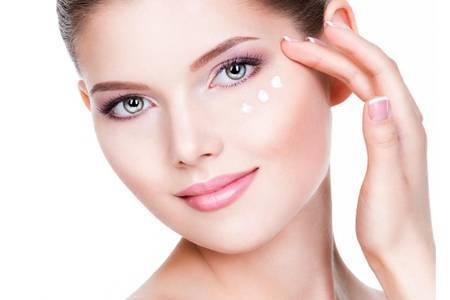 女生一套護(hù)膚品的使用順序，精華眼霜的正確順序不能弄錯