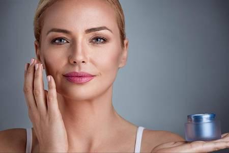 女生一套護(hù)膚品的使用順序，精華眼霜的正確順序不能弄錯