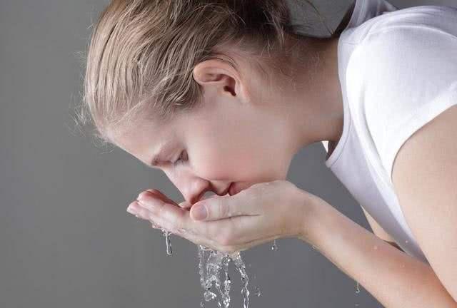 沐浴露可以用來洗臉嗎?沐浴露洗臉的后果-易網<a href=http://m.henggaotouzi.com/ target=_blank class=infotextkey>健康養生</a>網 沐浴露可以用來洗臉嗎?沐浴露洗臉的后果