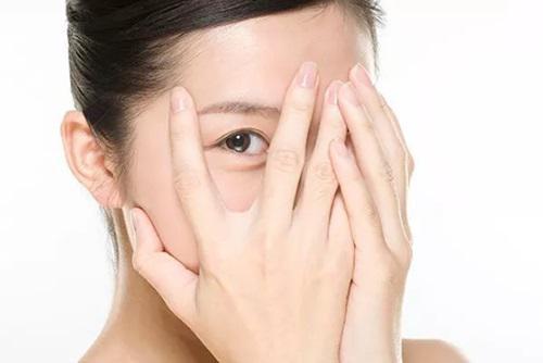 皮膚干燥是怎么回事造成的