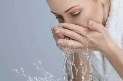 皮膚干燥是怎么回事造成的