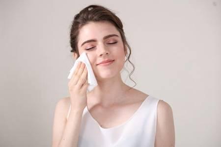 女性面部脂溢性皮炎怎么治，臉上出油多長(zhǎng)痘注意六件事情