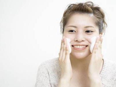 臉上長痘痘的七個(gè)原因，夏天臉上出油長痘元兇找到了