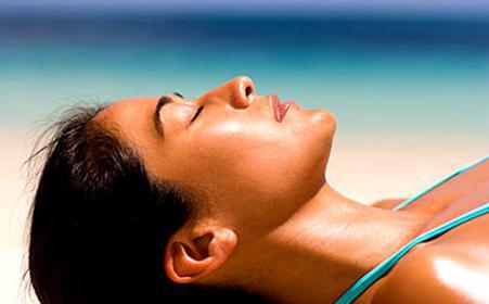 皮膚曬傷后蛻皮怎樣妥善處理 6個(gè)妙招幫你快速修復(fù)-易網(wǎng)健康<a href=http://m.henggaotouzi.com/jkys/ target=_blank class=infotextkey>養(yǎng)生</a>網(wǎng) 皮膚曬傷后蛻皮怎樣妥善處理 6個(gè)妙招幫你快速修復(fù)