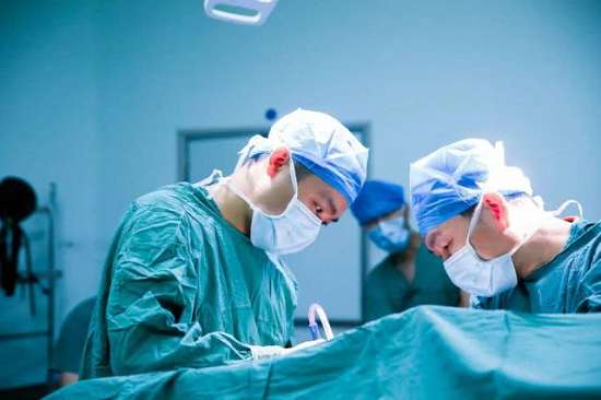 面肌痙攣手術(shù)在臉動“刀”? 注意三大誤區(qū)-易網(wǎng)健康<a href=http://m.henggaotouzi.com/jkys/ target=_blank class=infotextkey>養(yǎng)生</a>網(wǎng) 面肌痙攣手術(shù)在臉動“刀”? 注意三大誤區(qū)