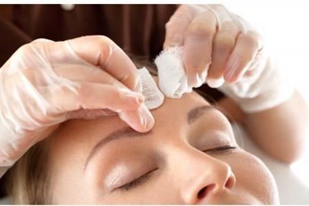 女生額頭長痘痘是什么原因，一按就痛要怎么調理