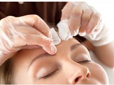 女生額頭長痘痘是什么原因，一按就痛要怎么調理