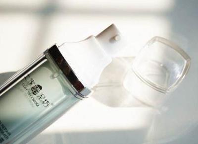 防曬和隔離哪個先用，先防曬霜然后再涂上隔離霜！