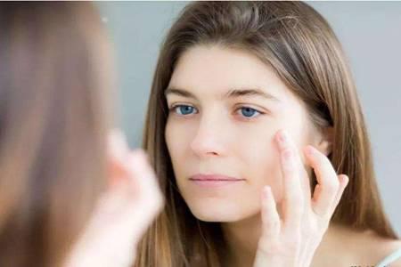 眼袋重是什么原因造成的，女性快速去除眼袋的四個(gè)方法