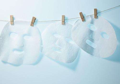 坐著敷面膜臉就下垂嗎，敷以前需不需要用爽膚水打底