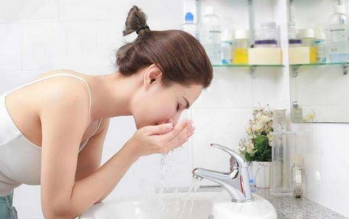 夏季用溫水洗臉好么夏季潔面用開水還是涼水-易網健康養生網 夏季用溫水洗臉好么夏季潔面用開水還是涼水