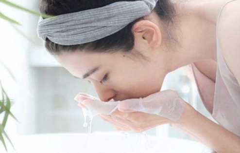 夏季用溫水洗臉好么夏季潔面用開水還是涼水-易網健康<a href=http://m.henggaotouzi.com/jkys/ target=_blank class=infotextkey>養生</a>網 夏季用溫水洗臉好么夏季潔面用開水還是涼水