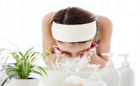 夏季用溫水洗臉好么夏季潔面用開水還是涼水-易網<a href=http://m.henggaotouzi.com/ target=_blank class=infotextkey>健康養生</a>網 夏季用溫水洗臉好么夏季潔面用開水還是涼水