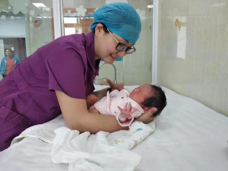 誰在承載生命之重：護士節，傾聽白衣天使們的“心聲”