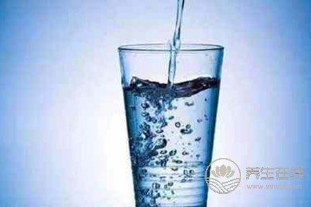 為什么人在冬天老是會出現(xiàn)嘴唇干裂呢