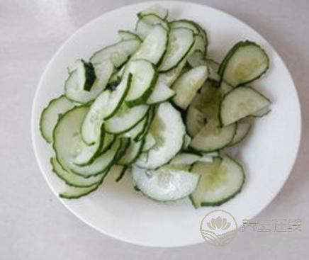 夏季女人抑制曬斑， 推薦五款祛斑食譜