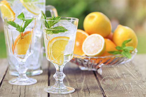 夏天解暑喝冷飲？少碰為好