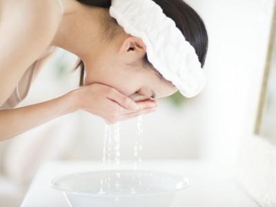 春天用涼水洗臉好還是用熱水洗臉好？春季護(hù)膚教你幾招