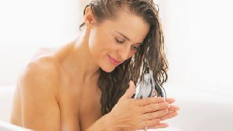 冬天幾天洗一次頭好?看你發(fā)質(zhì)-易網(wǎng)健康<a href=http://m.henggaotouzi.com/jkys/ target=_blank class=infotextkey>養(yǎng)生</a>網(wǎng) 冬天幾天洗一次頭好?看你發(fā)質(zhì)