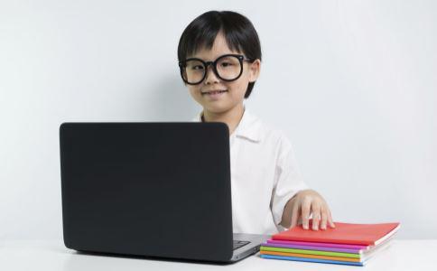 視力減退 預(yù)防近視眼并發(fā)癥 眼底 屈光手術(shù)